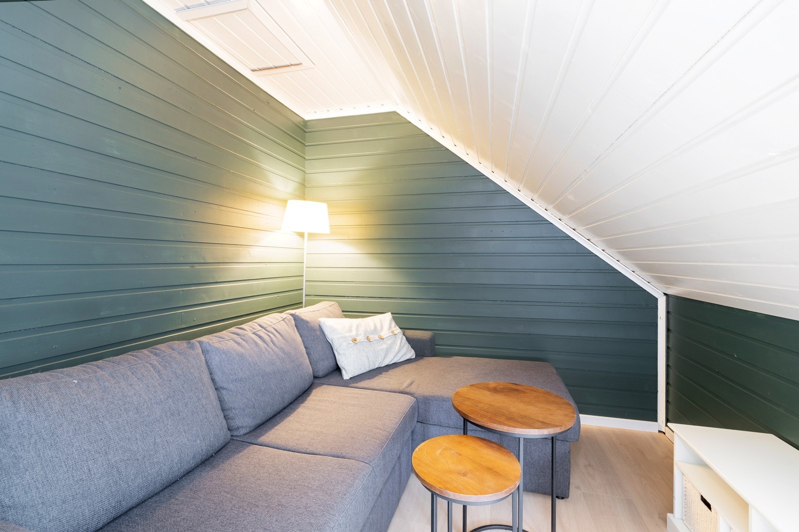 Plass til sofa på hovedsoverom Galleribilde