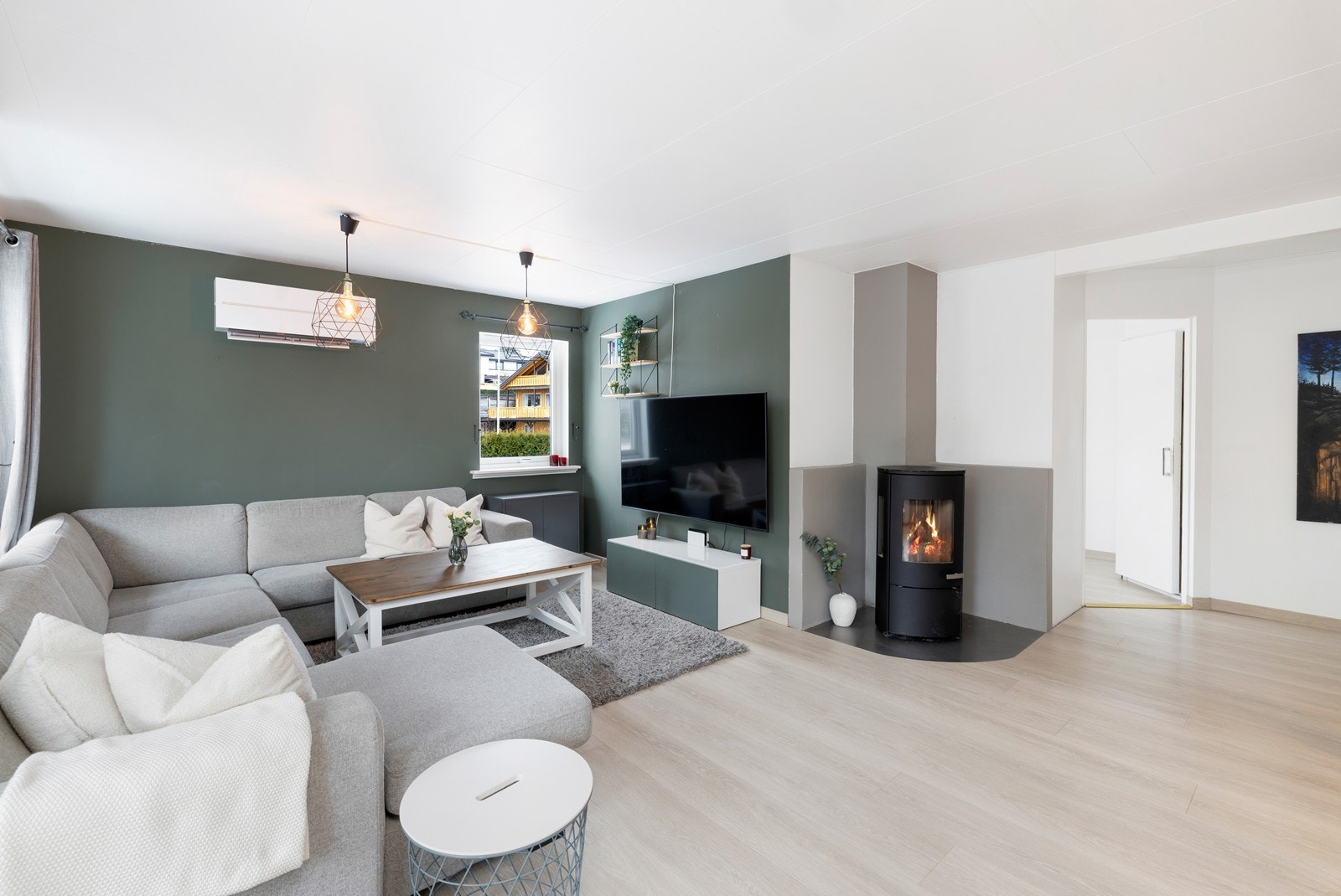 Stue med god plass til sofagruppe. Hyggelig vedovn i stue. Galleribilde