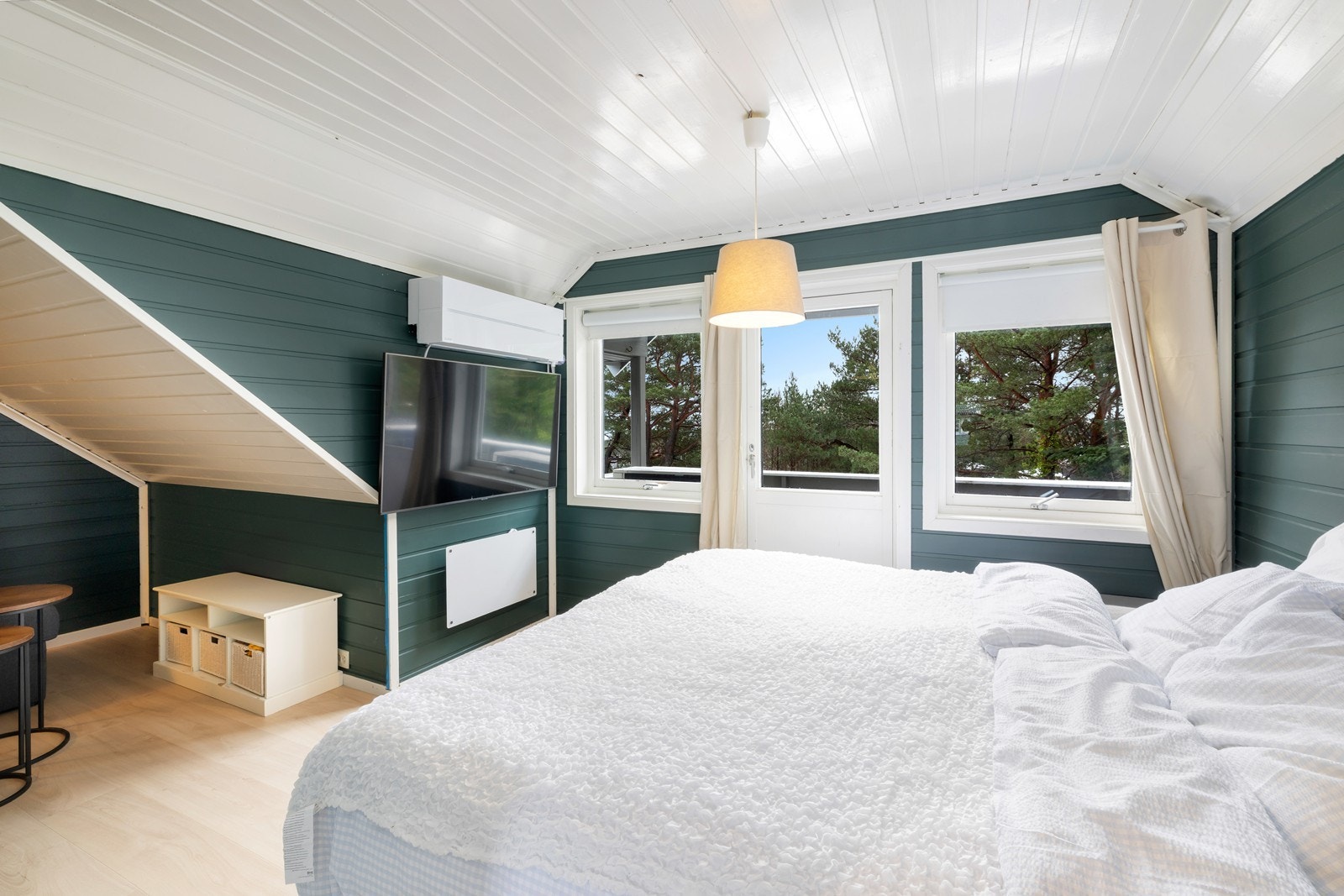 Hovedsoverom på loft med god plass til dobbeltseng Galleribilde