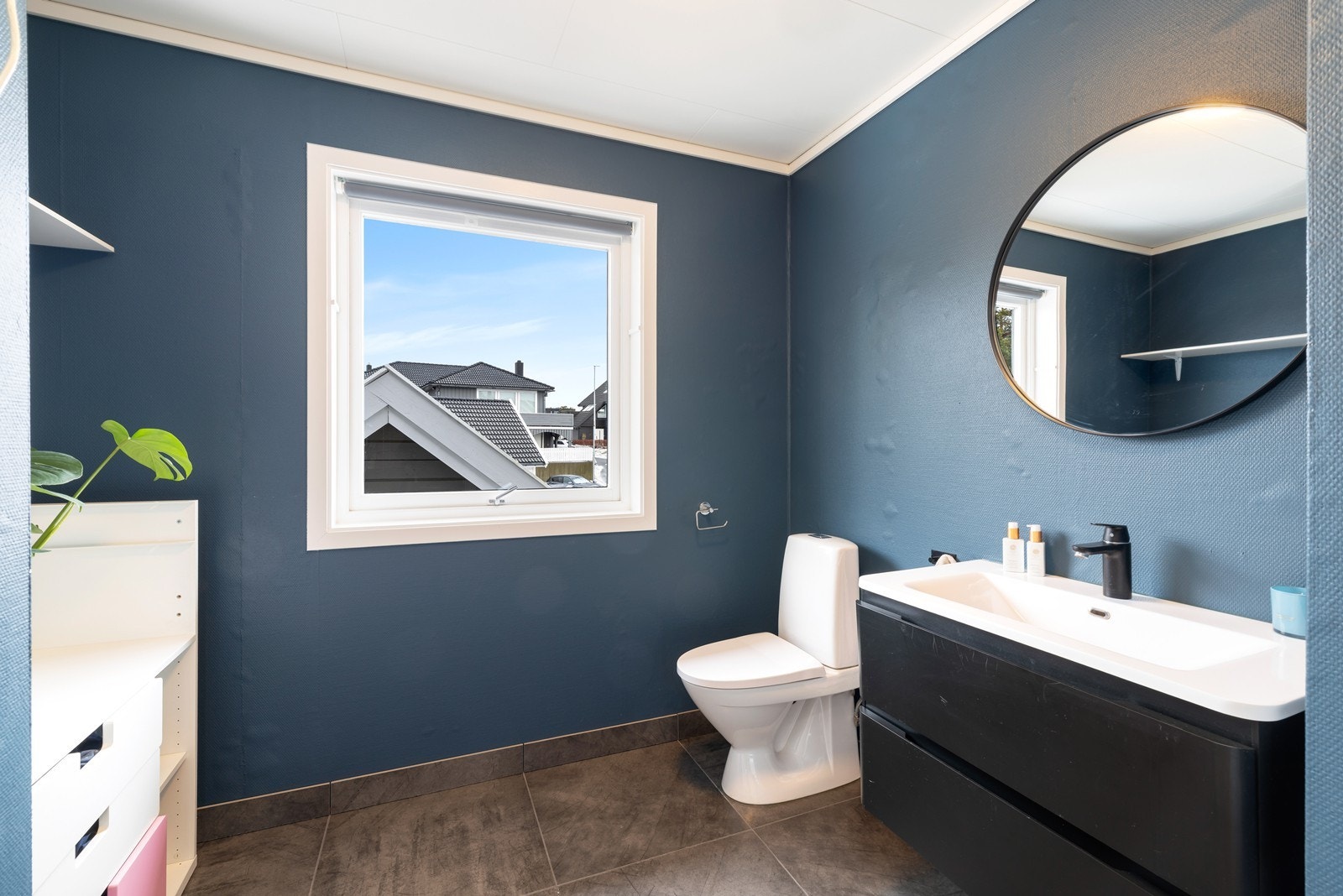 Bad i 1.etg. med fliser på gulv Galleribilde