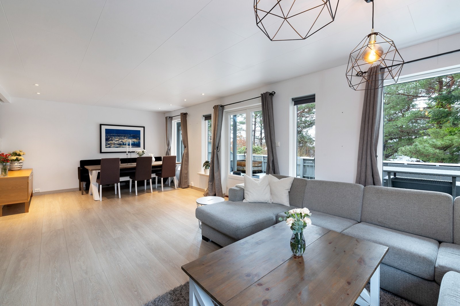 God plass til spisebord i stue Galleribilde