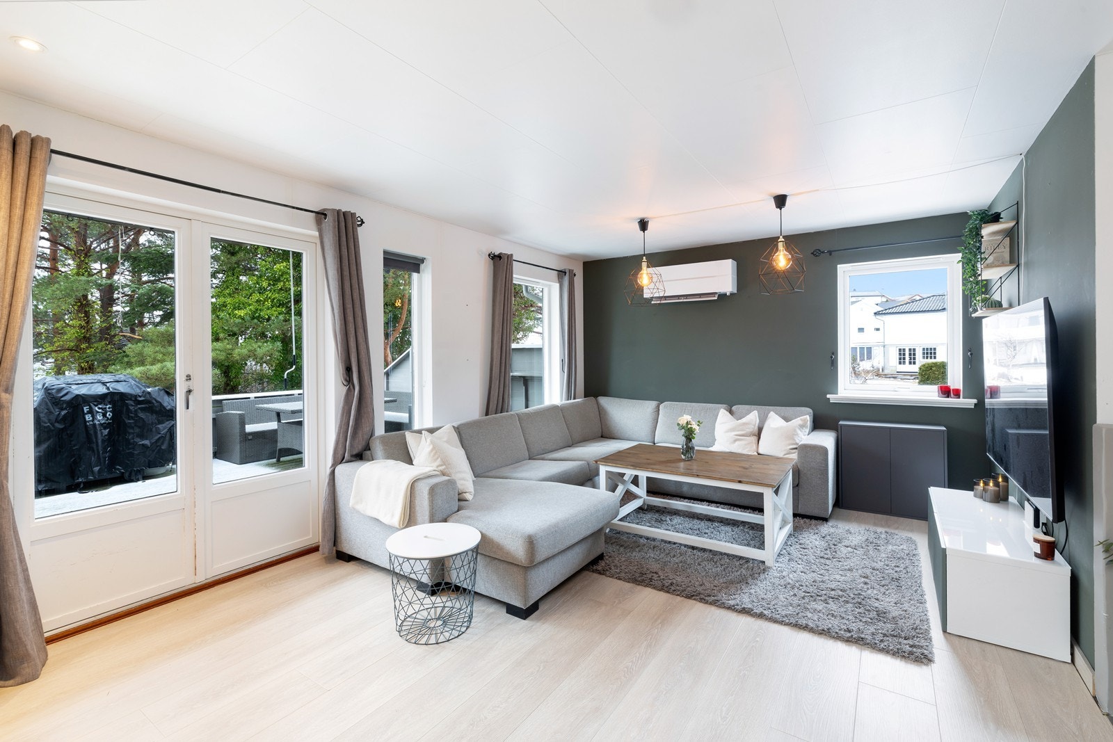 Fra stue er det utgang til romslig terrasse Galleribilde