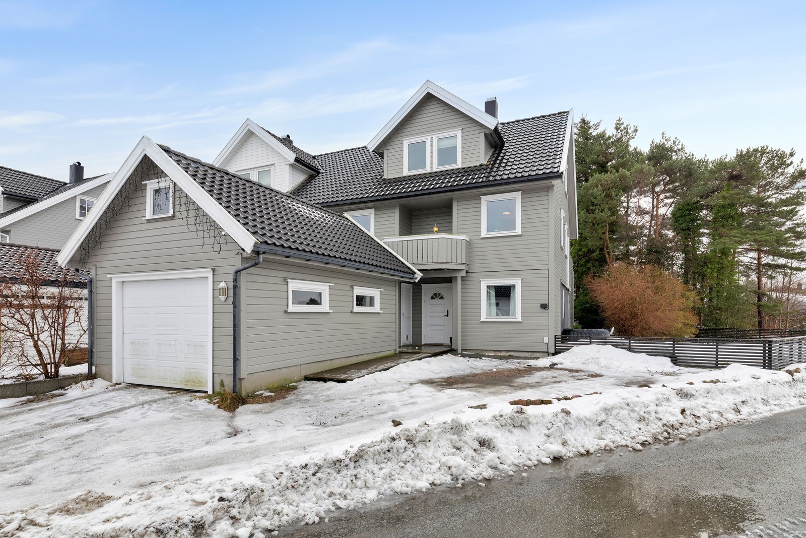 Tilhørende garasje og biloppstillingsplass på tomt Galleribilde