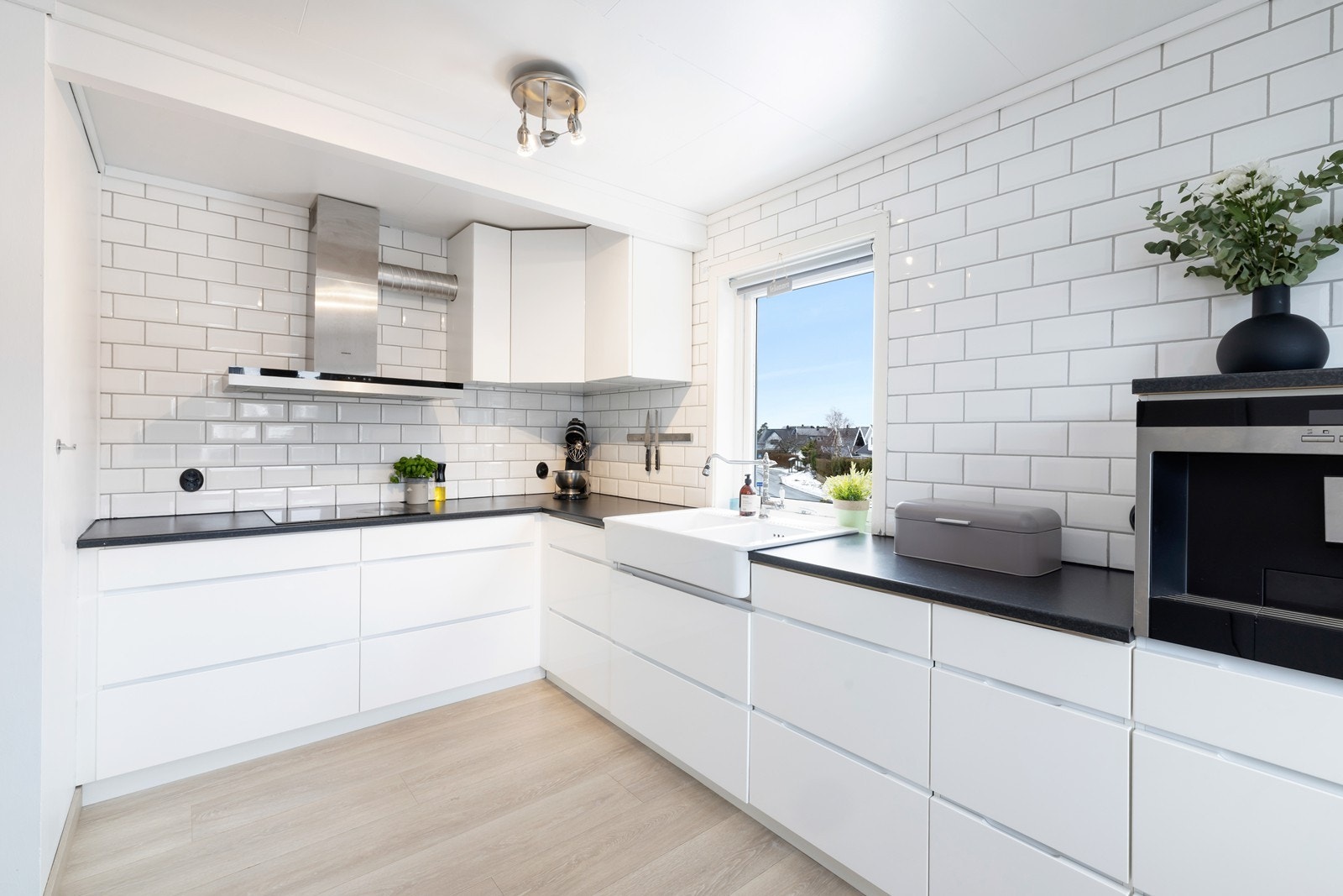 Kjøkken med mye skap- og benkeplass Galleribilde