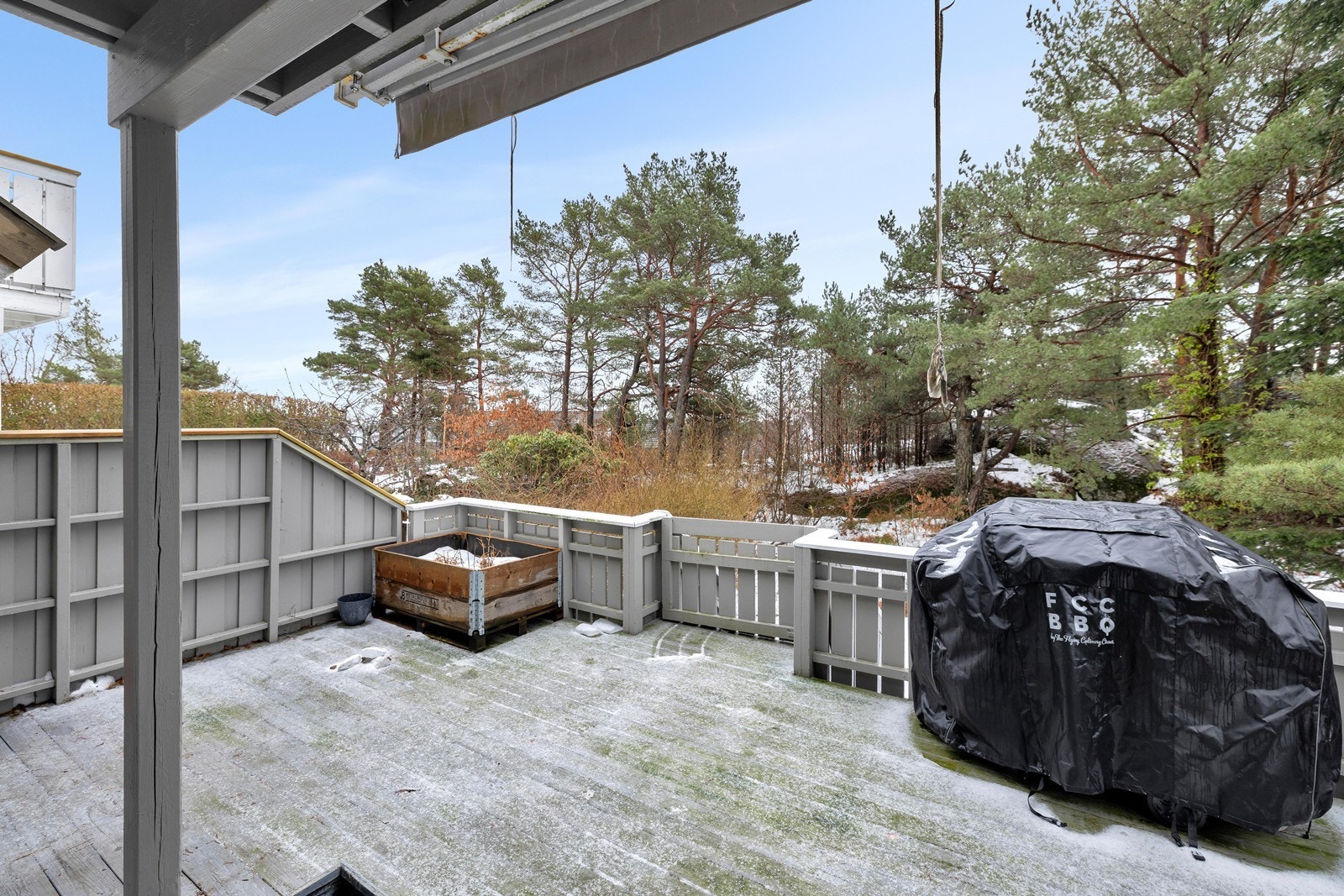 Romslig terrasse med god plass til utemøbler Galleribilde