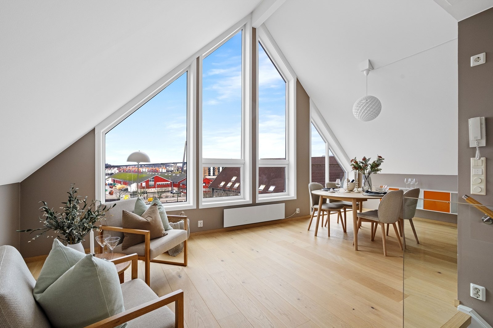 Store vindusflater gir rikelig med naturlig lys og nydelig utsikt ned mot havnebassenget. Galleribilde