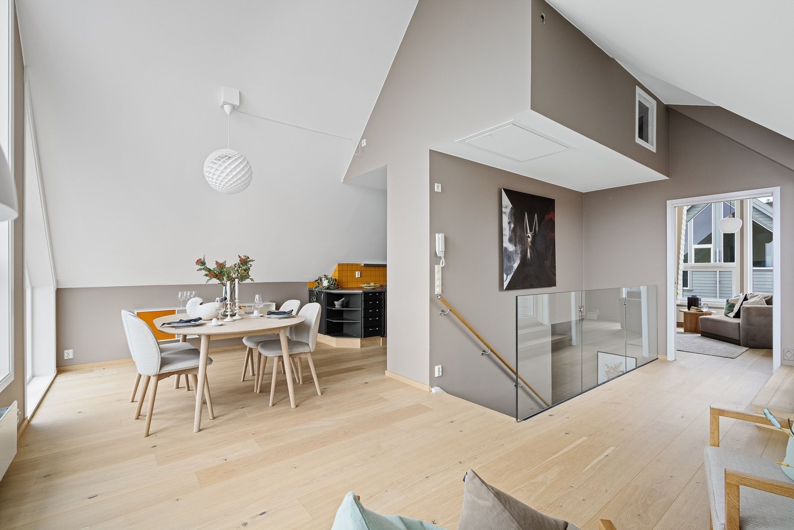 Luftig og romslig allrom som kombinerer stue, spisestue og kjøkken i en åpen løsning. Galleribilde