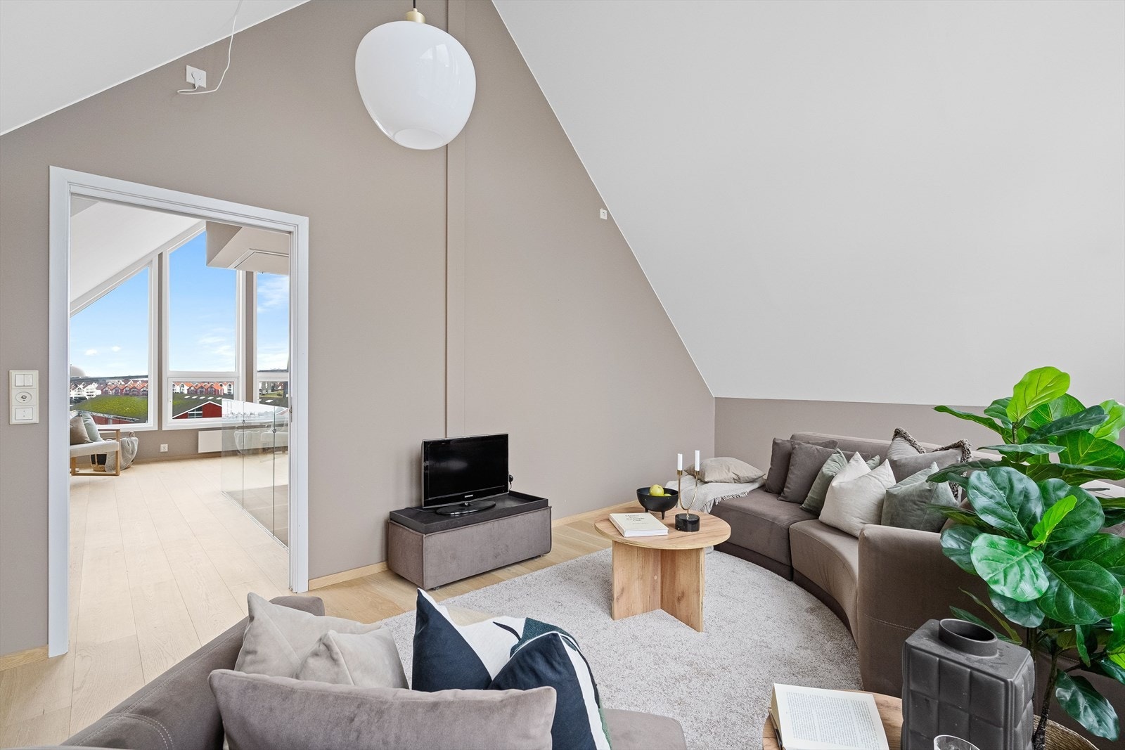 I tillegg har du et eget rom til tv-stue, her får du også gleden av den generøse takhøyden, store vindusflater og naturlig belysning som gir en god romfølelse. Galleribilde