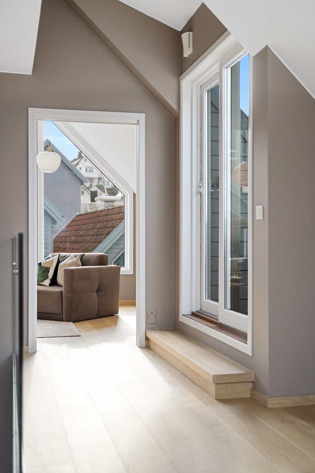 Fra den sosiale sonen har du videre utgang til leilighetens takterrasse på hele 18 m². Galleribilde