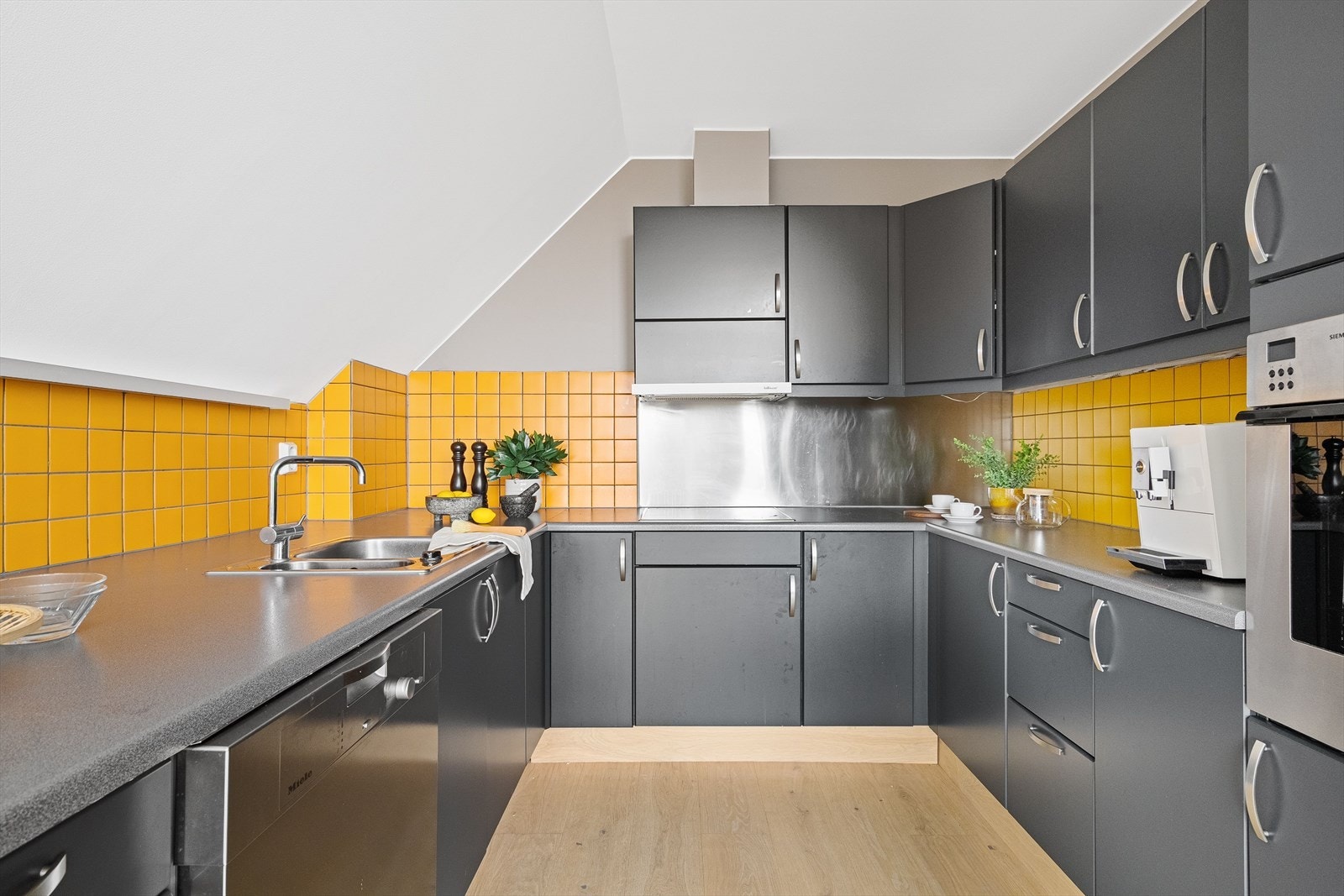 Her får du en moderne innredning, opplegg for alle hvitevarer og god skapplass. Galleribilde