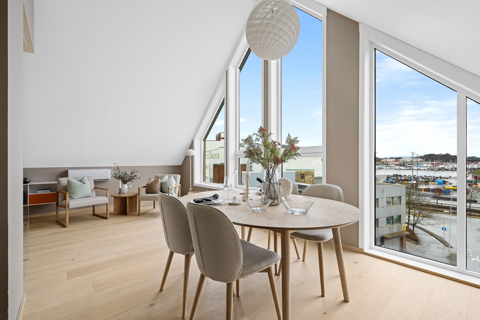 Takhøyden på ca. 2.7 meter og de åpne flatene gir rommet en behagelig og innbydende atmosfære. Galleribilde