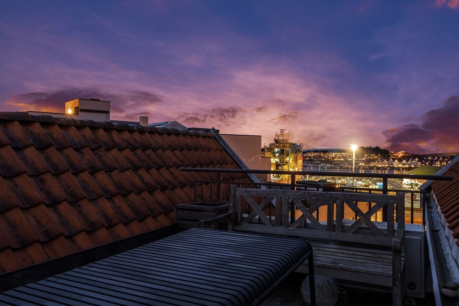 Takterrassen har en flott plassering som byr på skjermet og lun atmosfære i tillegg til fine utsiktsforhold og gode solforhold. Galleribilde