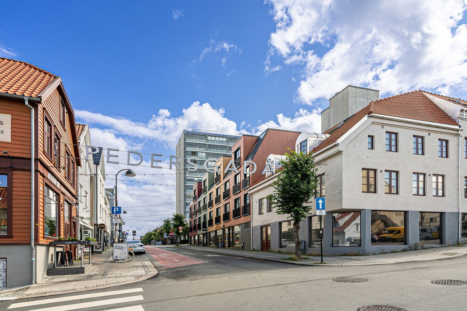 Her bor du sentralt og tilbaketrukket, med kort vei til sentrum og Pedersgata - kjent for sitt mangfold av restauranter og butikker. Galleribilde