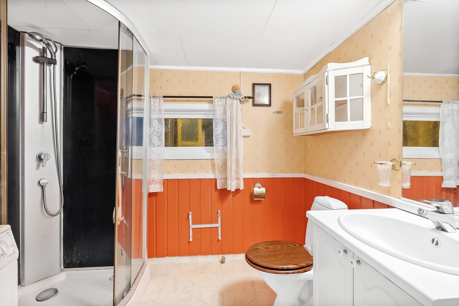 Bad med dusjkabinett, wc, innredning og opplegg vaskemaskin Galleribilde