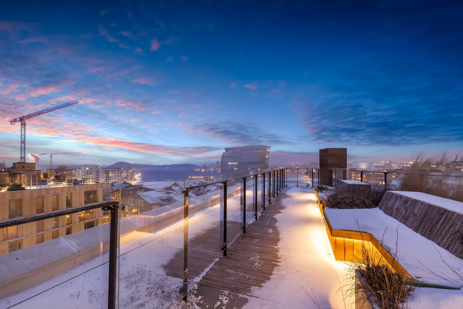 Her kan man nyte solen fra morgen til kveld med panoramautsikt mot bysilhuett, fjord og landemerker, en sjelden kvalitet midt i urbane omgivelser. Galleribilde
