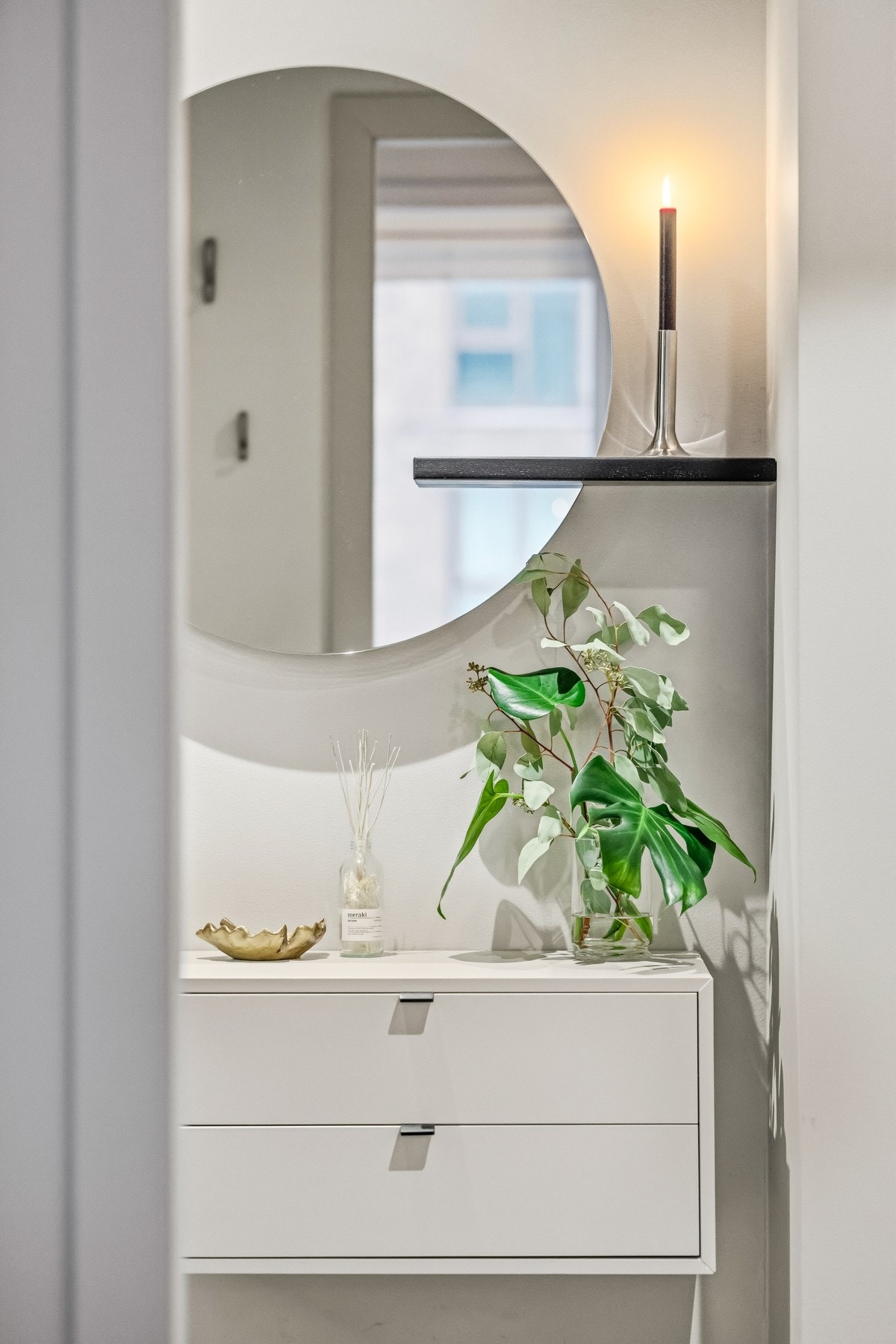 Innenfor døren møtes man av en innbydende entré med lyse, hvitmalte overflater som skaper en helhetlig og rolig atmosfære. Galleribilde