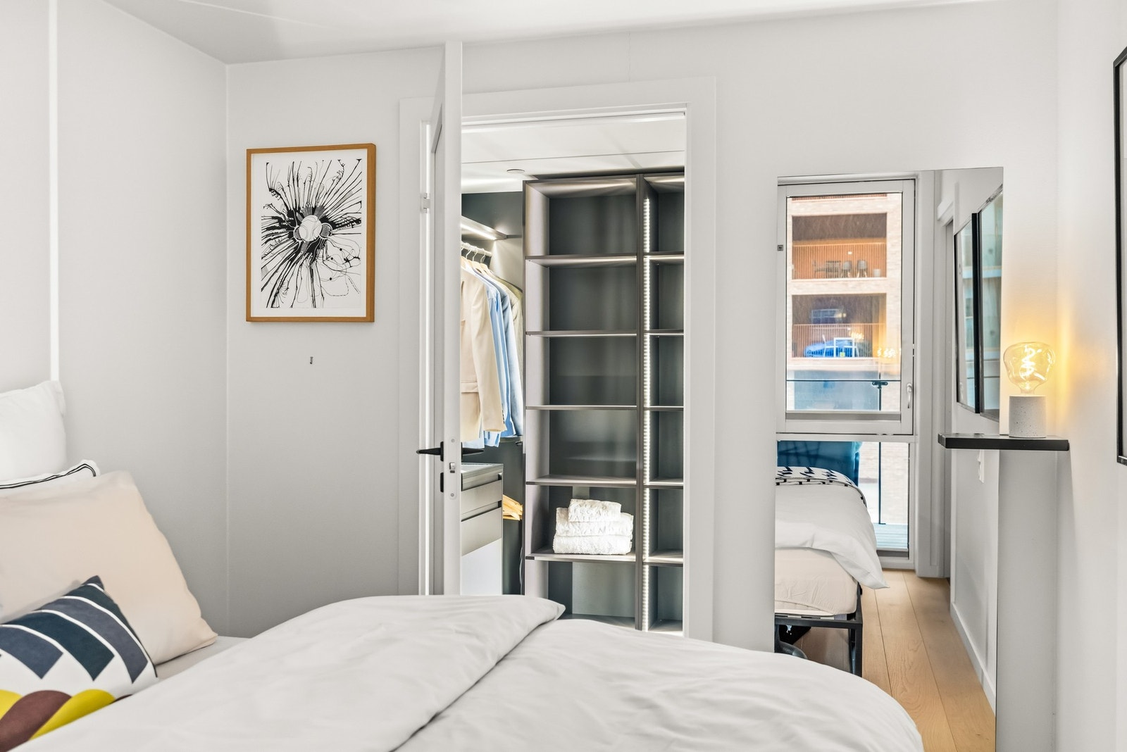 I direkte tilknytning ligger et stilfullt walk-in closet med gjennomtenkt innredning, god belysning og rikelig oppbevaringsplass for klær og tilbehør. Galleribilde