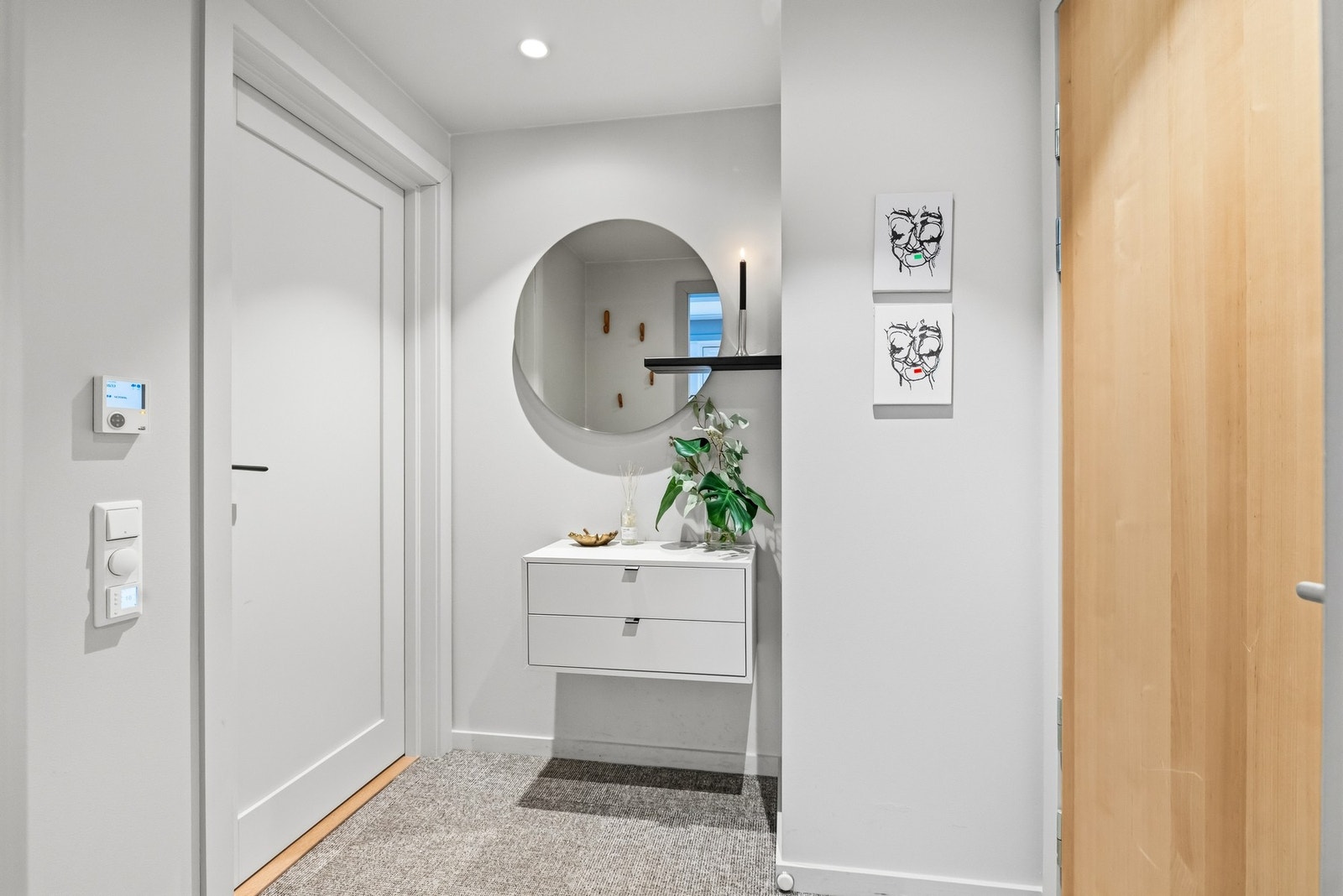 Her er det god plass til knagger, skohyller og praktisk oppbevaring, slik at yttertøy og sko enkelt kan organiseres i hverdagen. Galleribilde