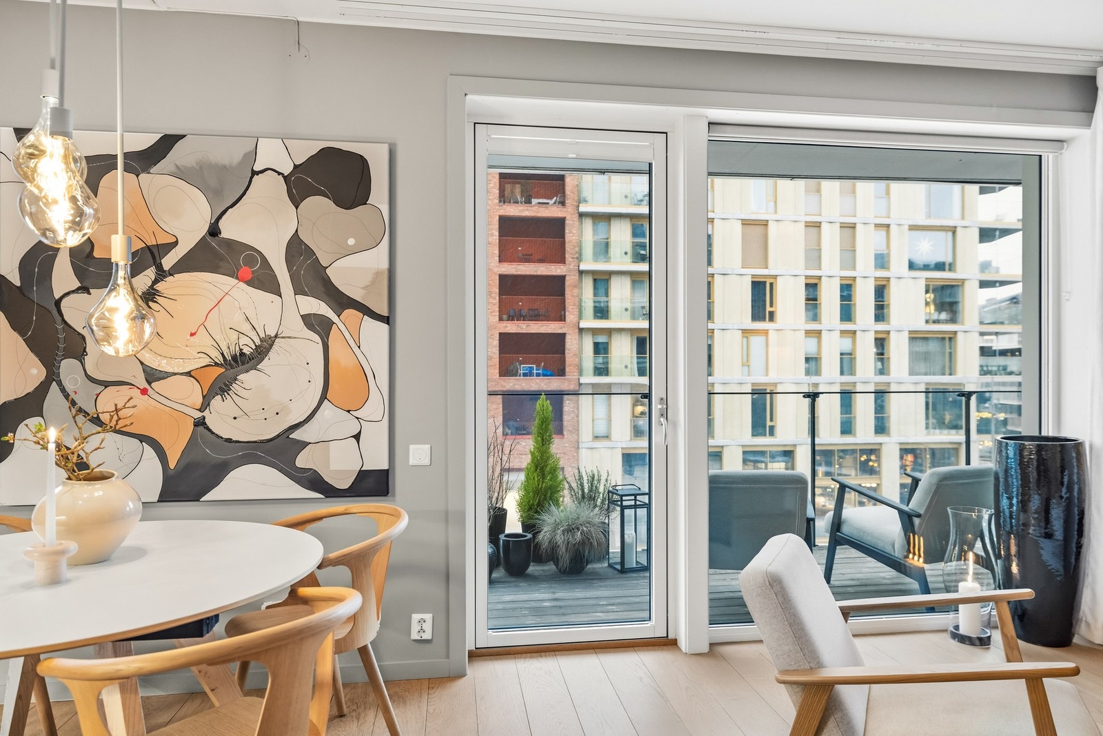 Glassrekkverket åpner utsynet og slipper lyset fritt inn, slik at uteplassen oppleves lys, åpen og tett på Bjørvikas urbane kvaliteter. Galleribilde