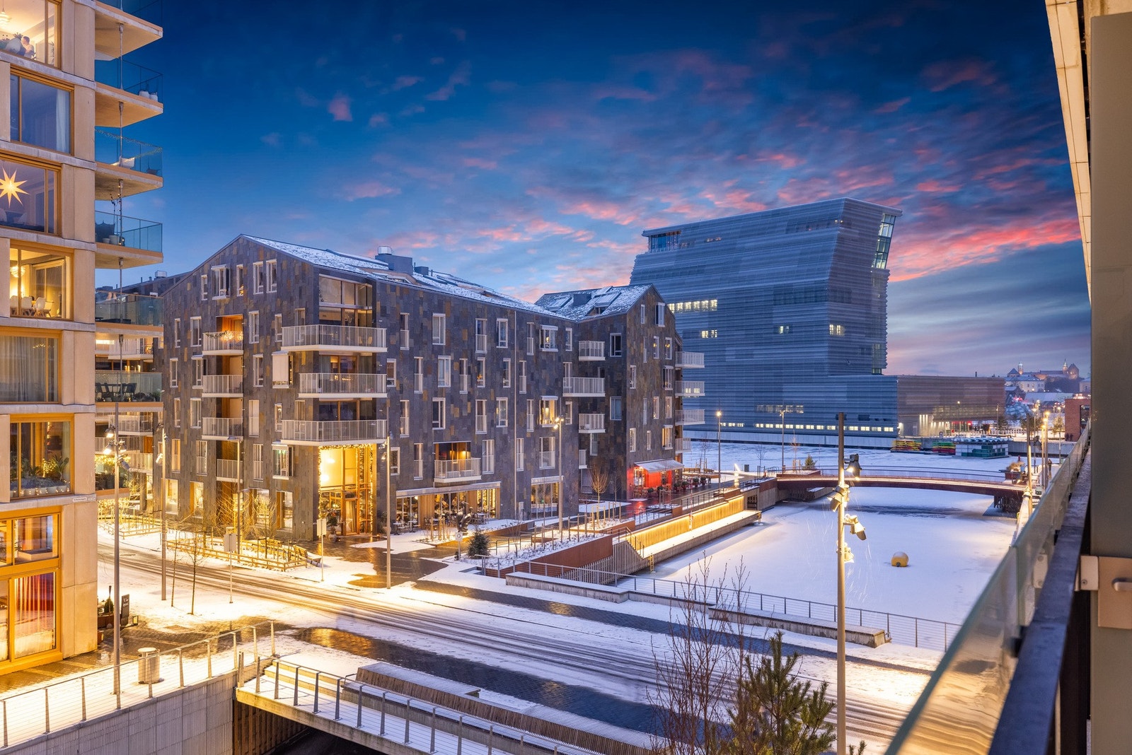 Når våren kommer forsvinner isen, og det som nå fremstår som et rolig vinterlandskap blir til utsikt over kanal, vannspeil og det ikoniske Munch-museet. Galleribilde