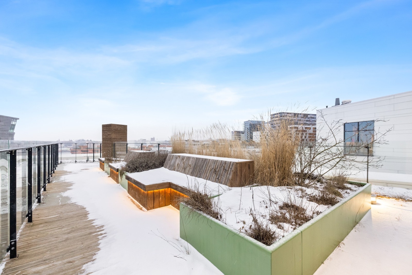 Med sin åpne beliggenhet og vide utsyn oppleves terrassen som et eget utsiktspunkt over Oslo, der himmel og by smelter sammen i horisonten. Galleribilde