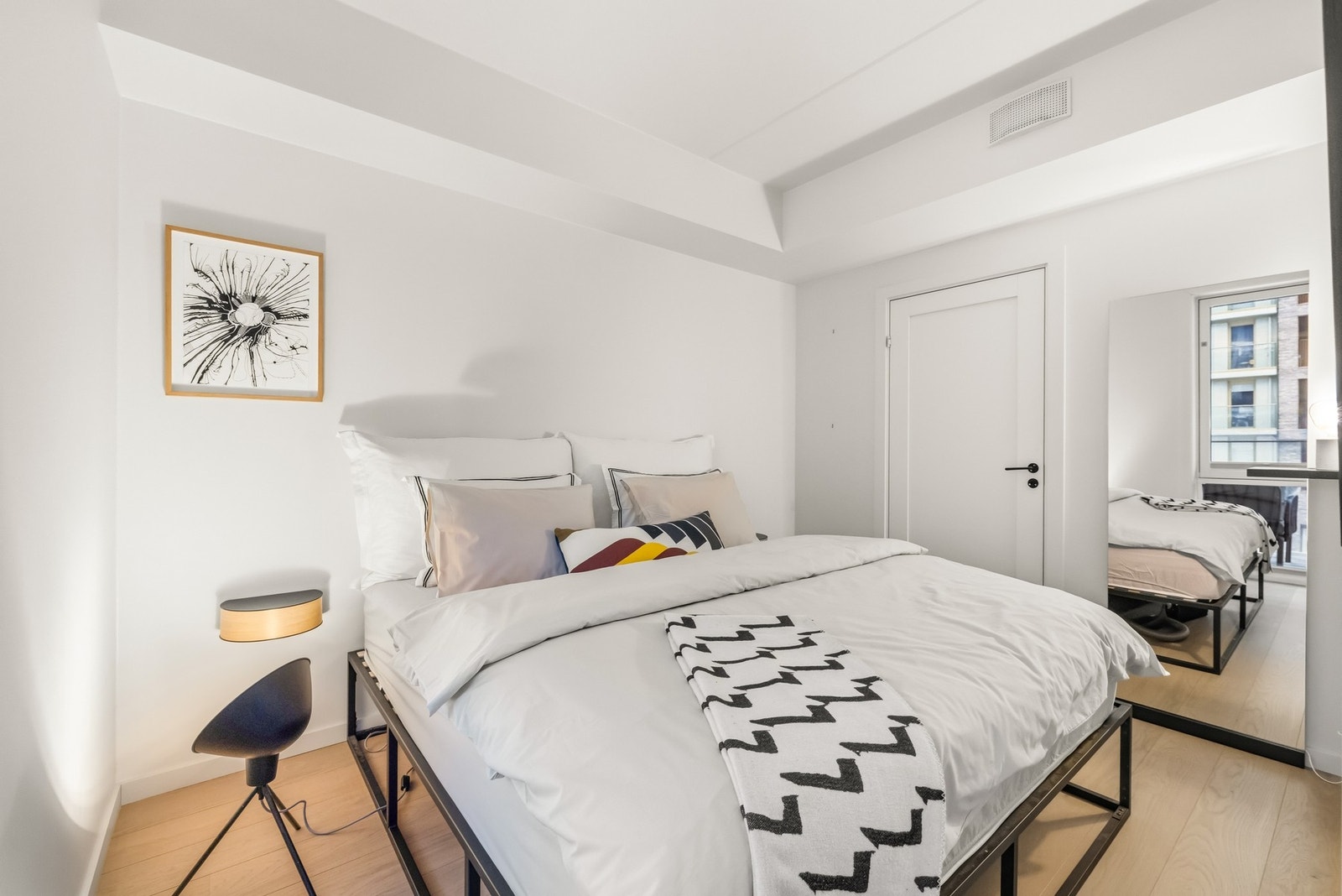 Veggene er malt i en lys, tidløs tone som sammen med enstavs parkett skaper en harmonisk og avslappende atmosfære, ideell for hvile og gode netter. Galleribilde