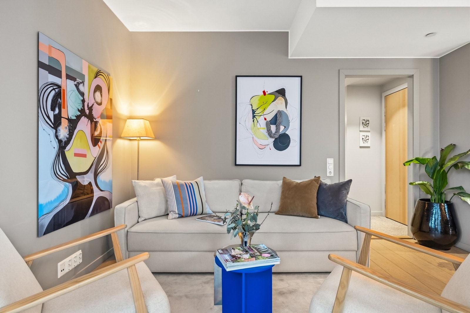 Her kan man trekke seg tilbake i rolige omgivelser, samtidig som utsyn og lysforhold gir en fin kontakt med omgivelsene utenfor. Galleribilde