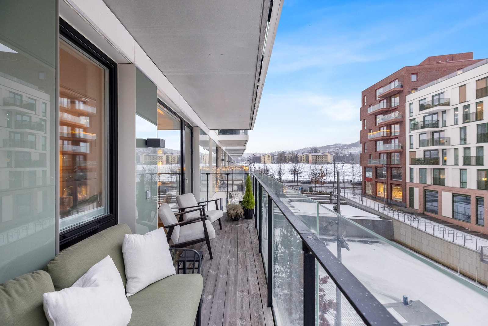 Skillevegg mot nabo gir lune og usjenerte forhold, og balkongen er utstyrt med både strømuttak og utebelysning. Galleribilde