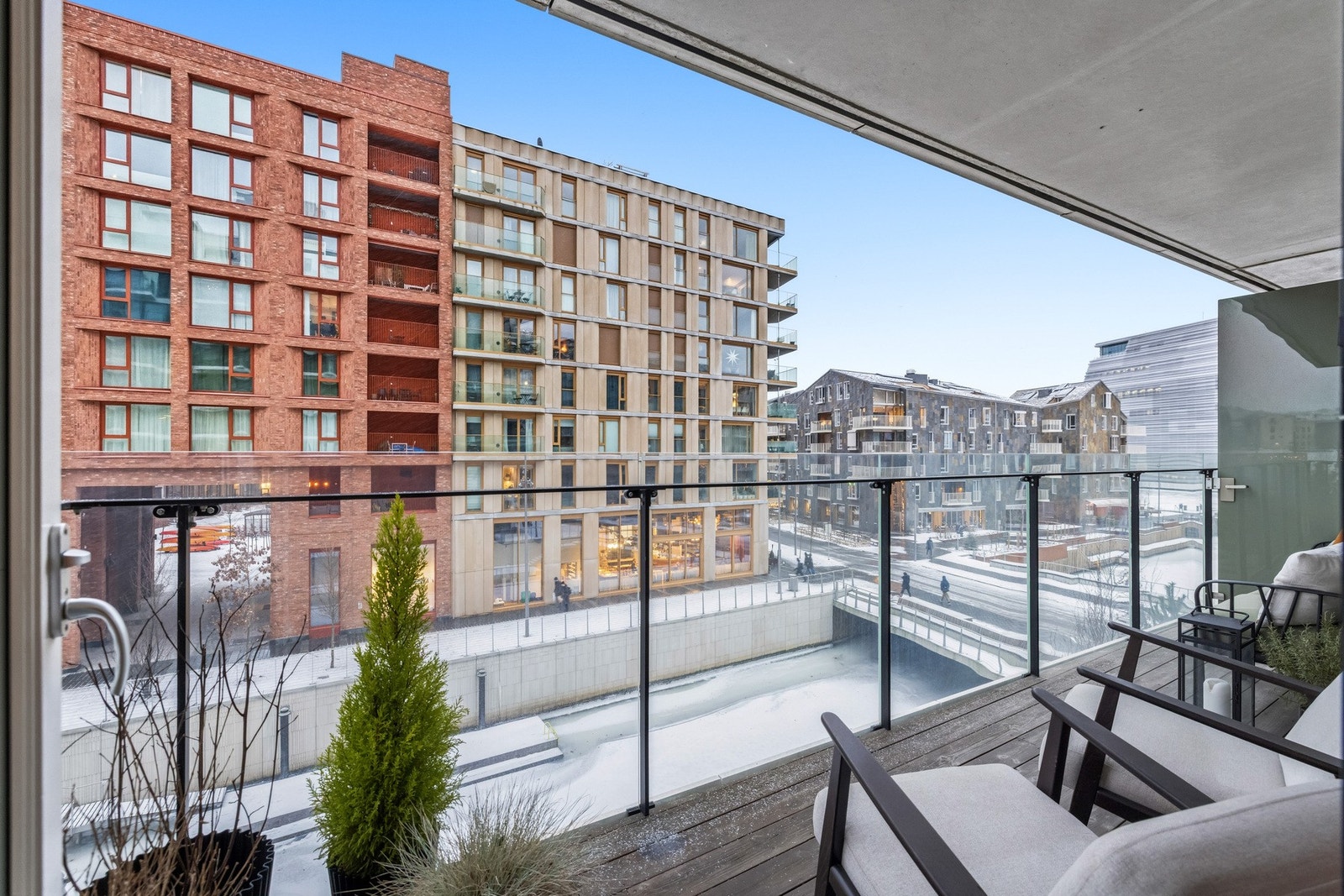 Fra stuen er det utgang til den overbygde balkongen på ca. 8 m², som fungerer som en herlig forlengelse av oppholdsrommet i den varmere årstiden. Galleribilde