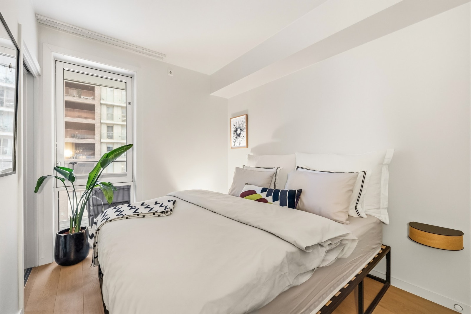 Rommet har god plass til dobbeltseng med nattbord og øvrig møblement, og kan enkelt innredes både lunt og hotellaktig. Galleribilde