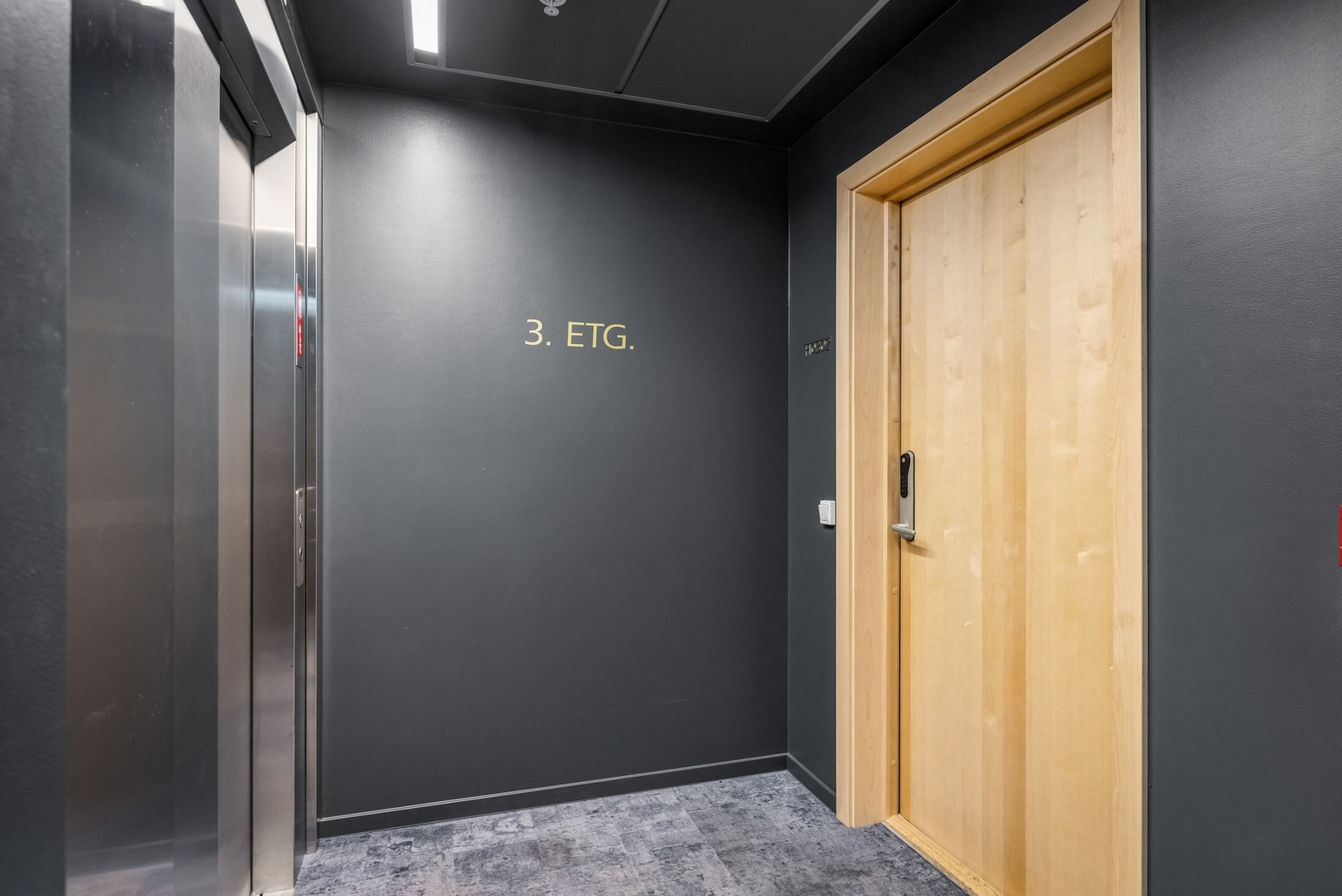 Oppgang og felles soner er pent opparbeidet med rene linjer og rolige fargetoner, og gir beboerne en komfortabel og tiltalende adkomst til boligene. Galleribilde