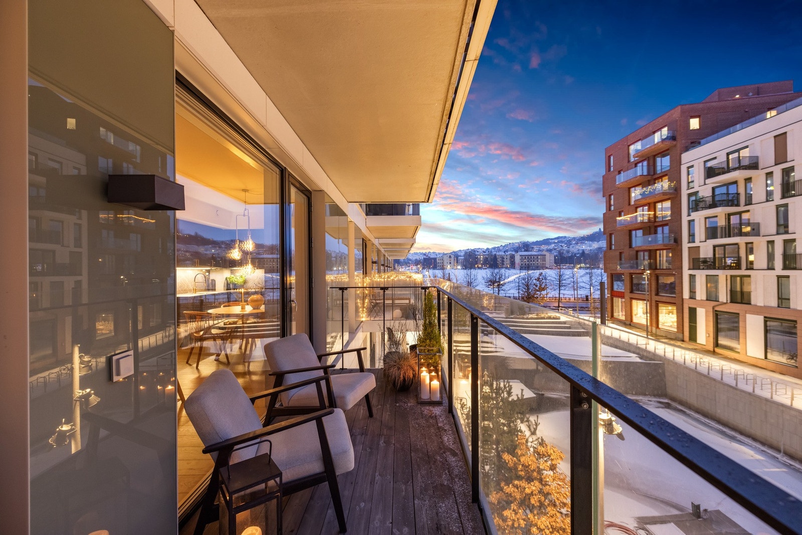 Balkongen ligger godt skjermet og utsikten kan nytes fra stille, snødekte vinterkvelder til solrike dager med utsikt mot åpent vann og Bjørvikas pulserende sjøfront. Galleribilde