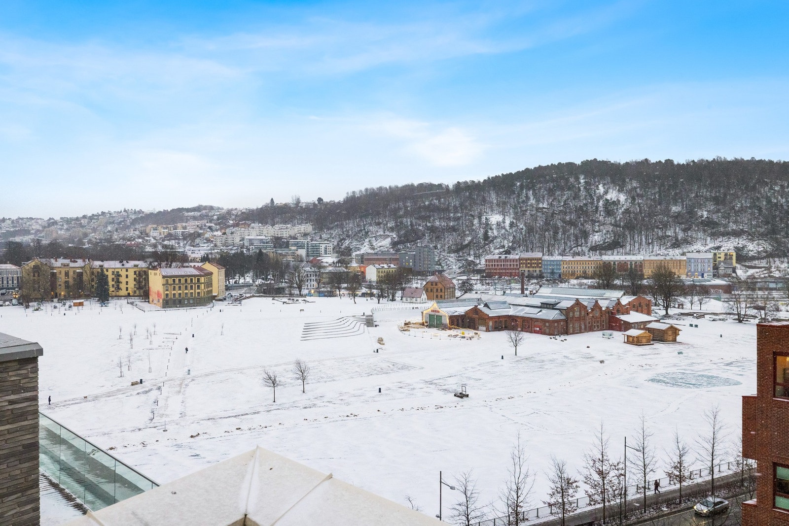 Mot Middelalderparken åpner utsikten seg over grønne plenområder og historiske omgivelser, der parkens liv og frodighet gir en lys og levende ramme rundt bylandskapet i sommerhalvåret. Galleribilde