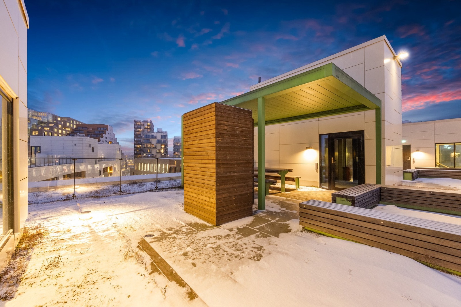 Den felles takterrassen byr på spektakulær utsikt over Oslo og fjorden, og gir beboerne et unikt uterom høyt over byens gater. Galleribilde