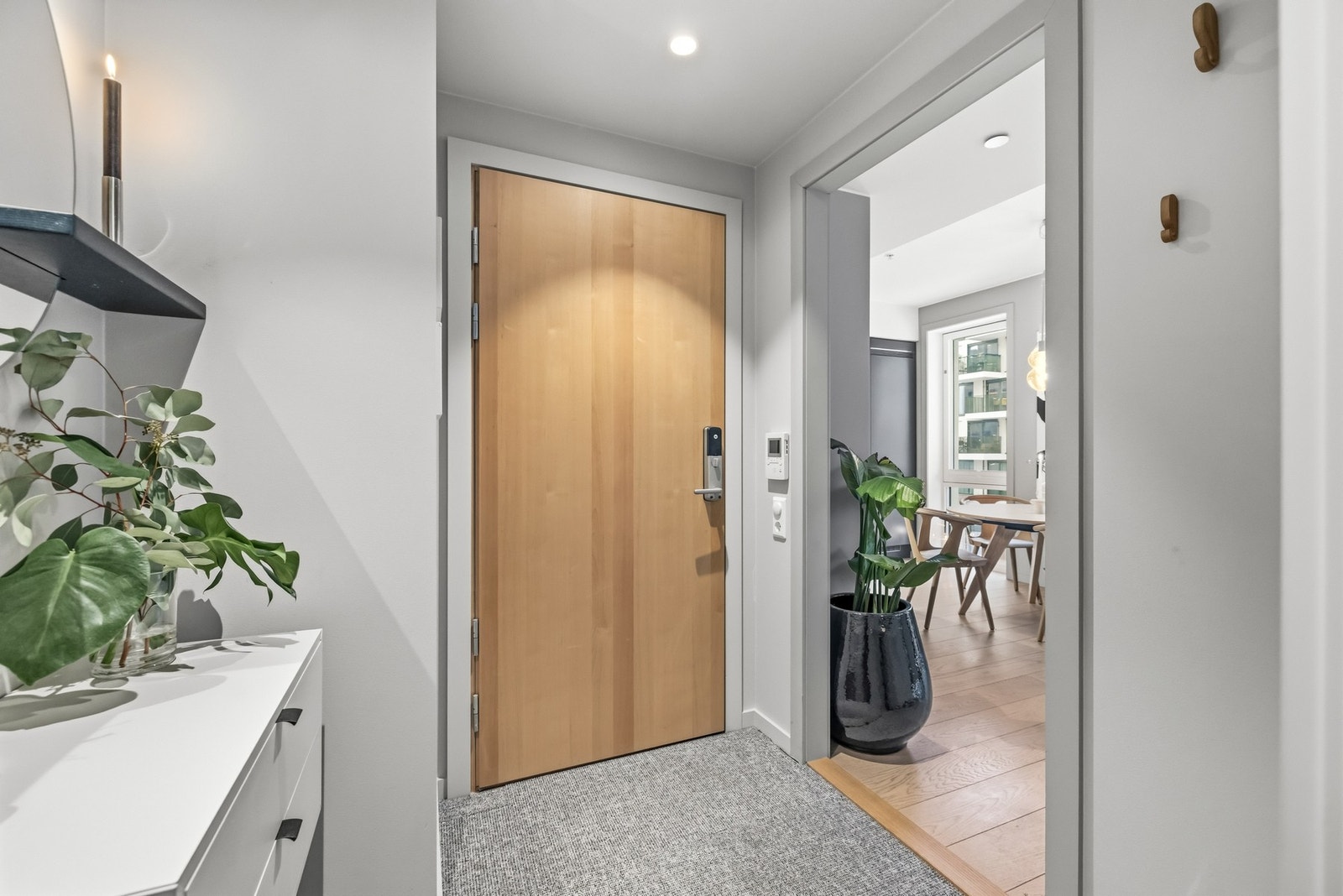Dørcalling med kamerafunksjon gir både komfort og trygghet, og entréen gir et lyst og ryddig førsteinntrykk av leiligheten. Galleribilde