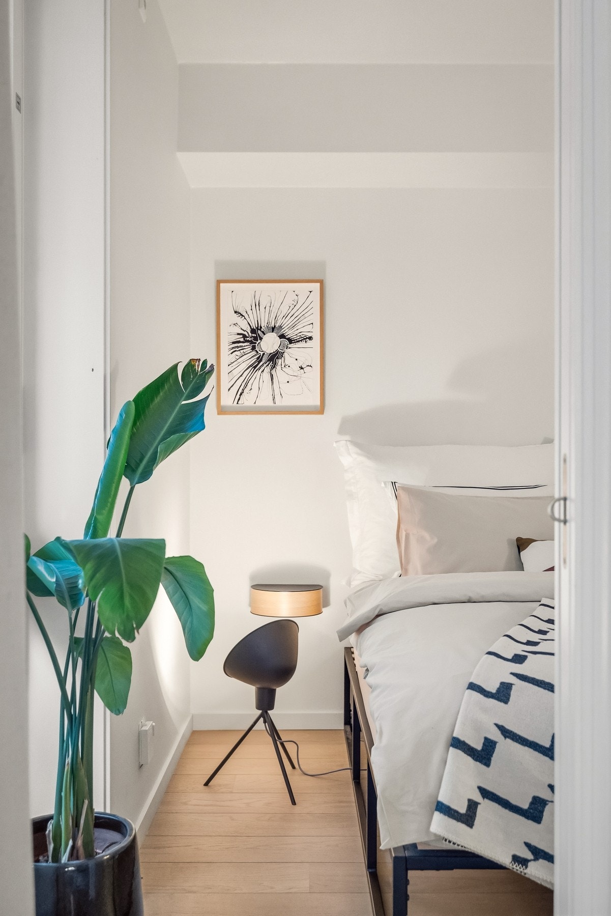 Soverommet ligger skjermet til bak en plassbesparende skyvedør fra stuesonen. Galleribilde