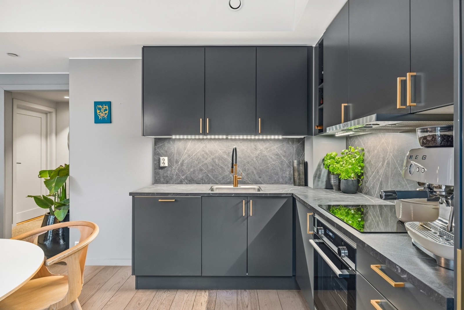 Kjøkkenet er utstyrt med integrerte hvitevarer som oppvaskmaskin, kjøleskap, stekeovn og koketopp, samt ventilator og komfyrvakt. Galleribilde