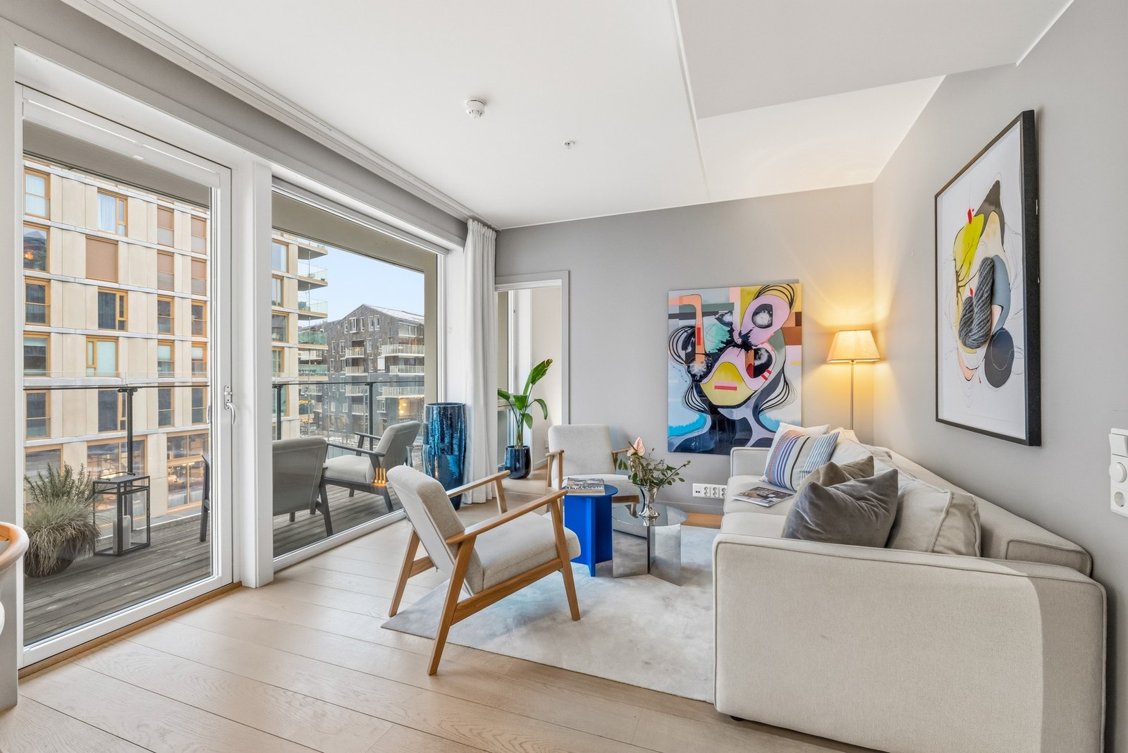 Stuen oppleves romslig og luftig med gode møbleringsmuligheter og naturlige soner for avslapning, måltider og hverdagsliv. Galleribilde