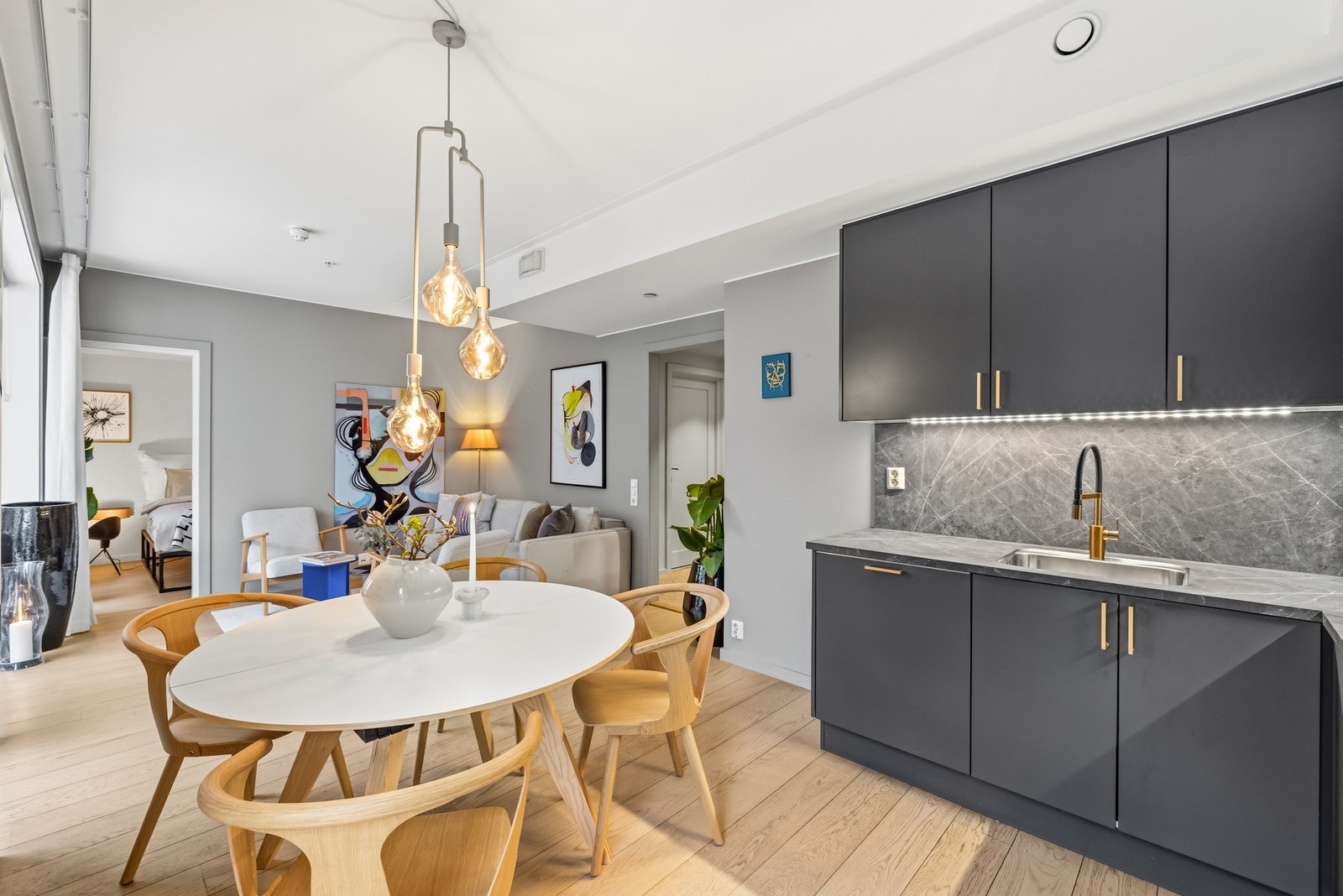 Den åpne løsningen mot stuen gjør at den som lager mat fortsatt er en del av samtalen rundt bordet. Galleribilde