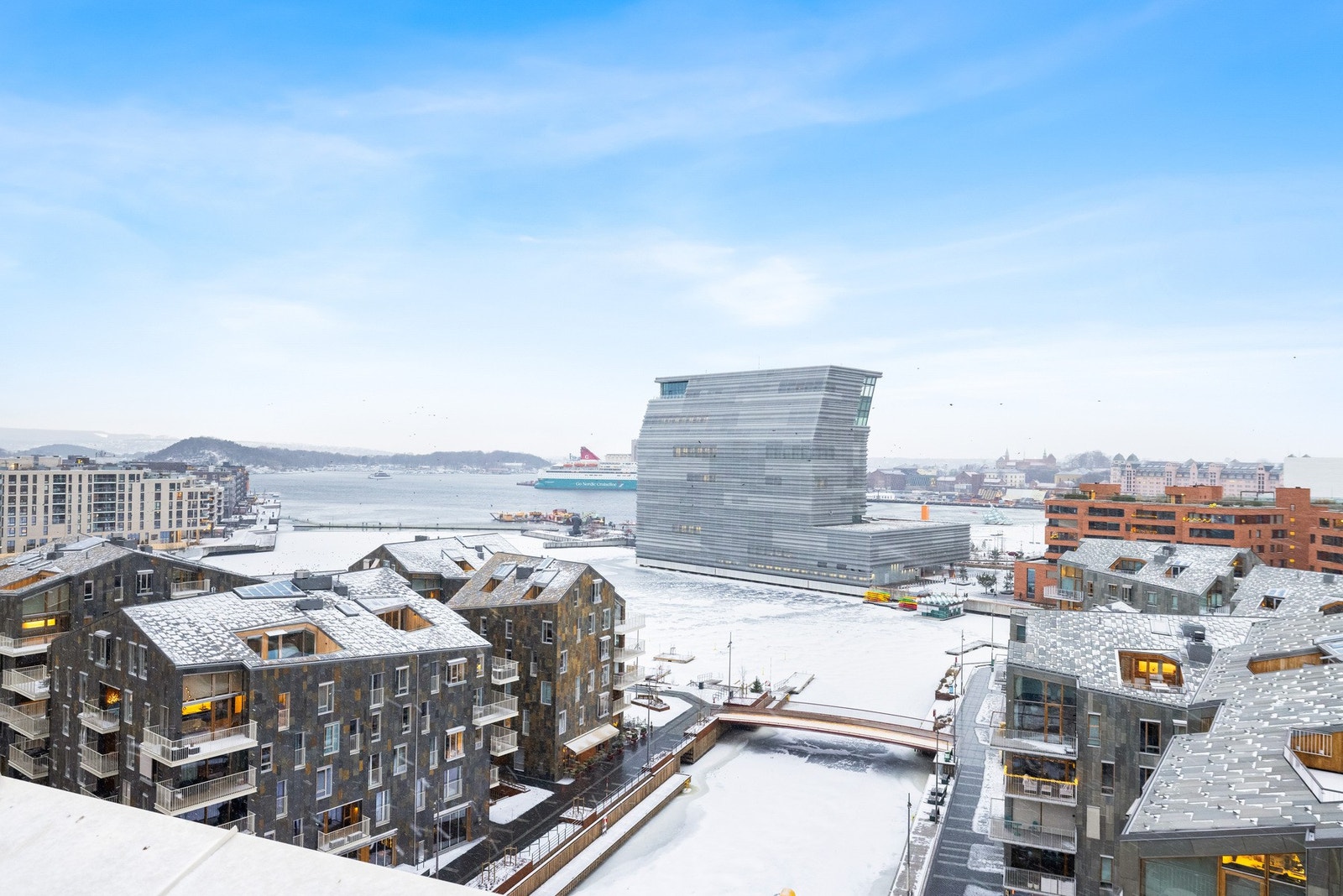 Utsynet mot det ikoniske Munch-museet gir en umiddelbar følelse av å bo midt i Oslos mest spennende kulturkvartal, med moderne arkitektur og sjøfronten som nærmeste nabo. Galleribilde