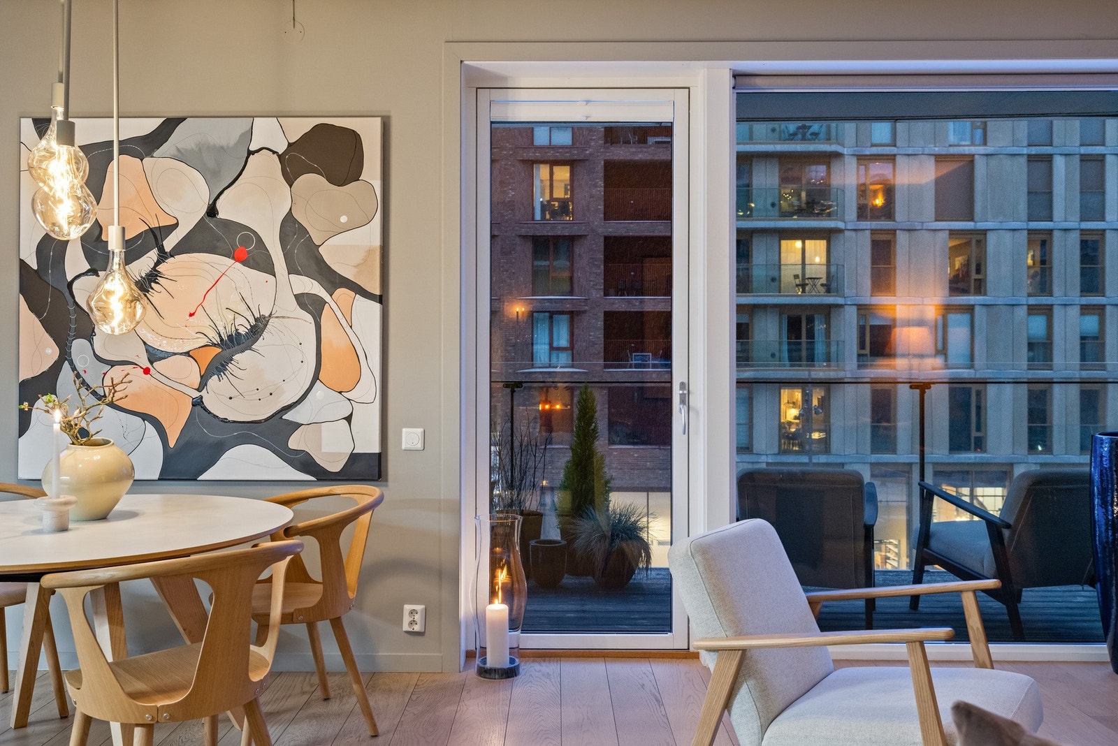 Stuen ligger i åpen løsning med kjøkkenet og danner et sosialt og stilfullt allrom som blir et naturlig samlingspunkt i boligen. Galleribilde