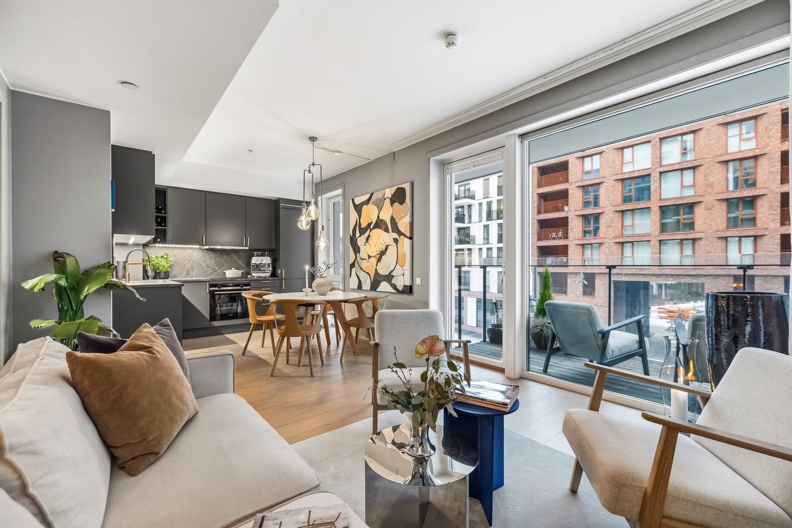 Den åpne løsningen gir god plass til både sofagruppe og spiseplass, og skaper et sosialt rom som inviterer til samvær og hyggelige stunder. Galleribilde