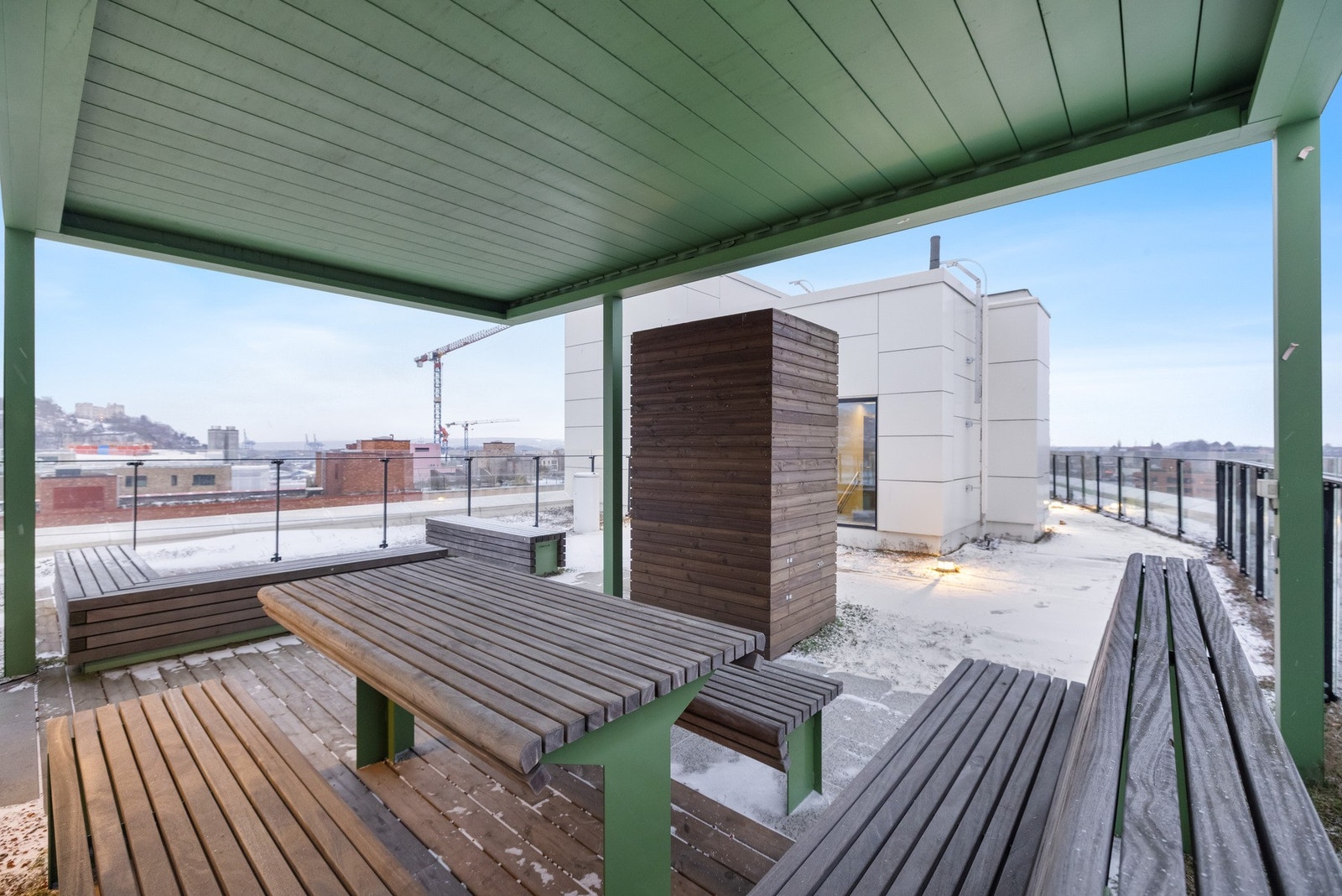 Takterrassen fungerer som et luftig og sosialt fristed i høyden, perfekt for avslapning, måltider utendørs og rolige stunder med utsyn over hovedstaden. Galleribilde