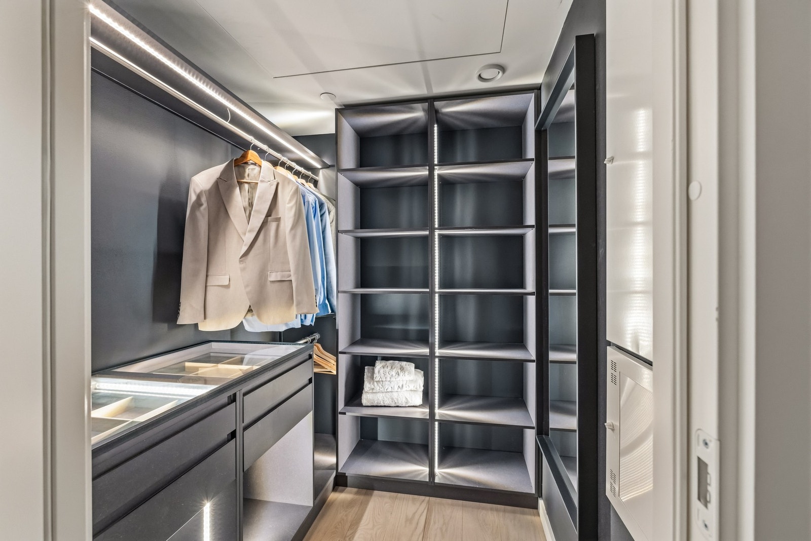 Dette gir soverommet en eksklusiv og ryddig hotellfølelse i hverdagen. Galleribilde