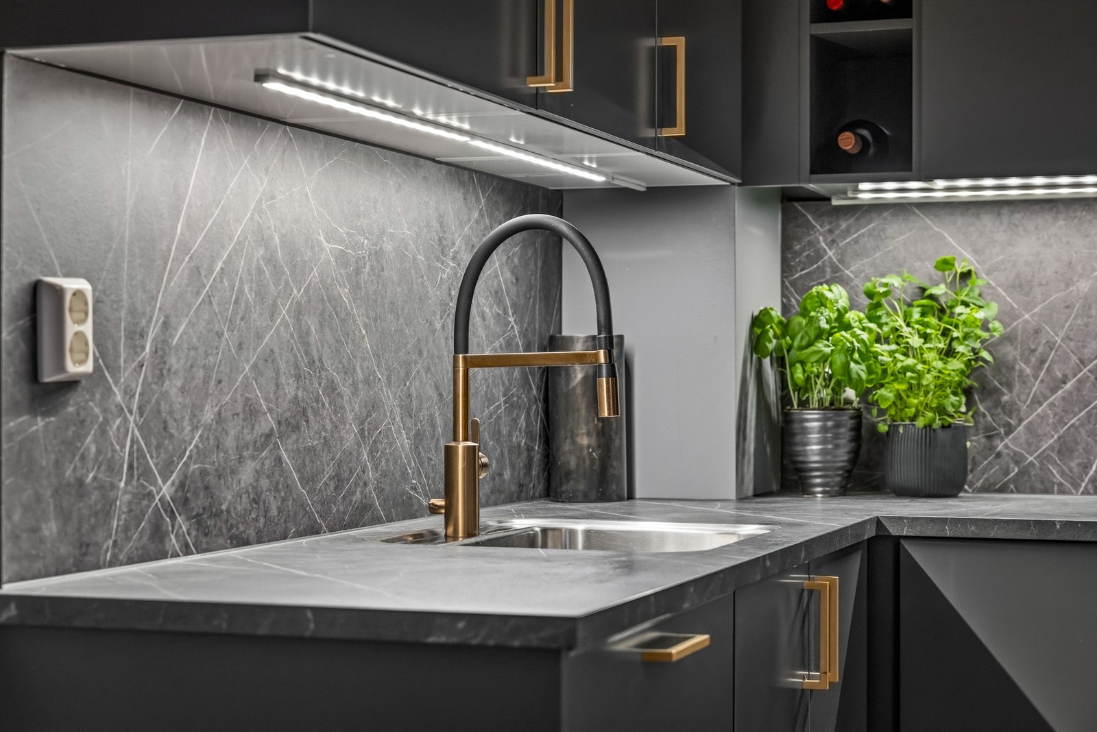 Kjøkkenet fremstår moderne og arealeffektivt med god balanse mellom funksjon og estetikk. Galleribilde