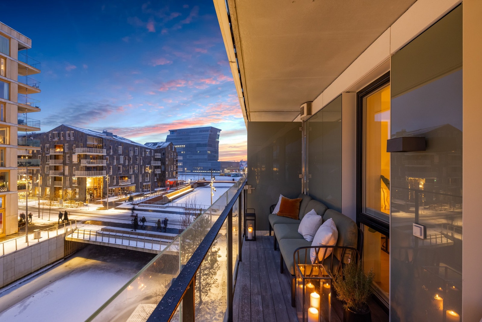 I vinterstid ligger kanal og vannspeil dekket av snø og is, men under skjuler det seg en åpen og levende sjøfront som virkelig kommer til sin rett i de varmere månedene. Galleribilde