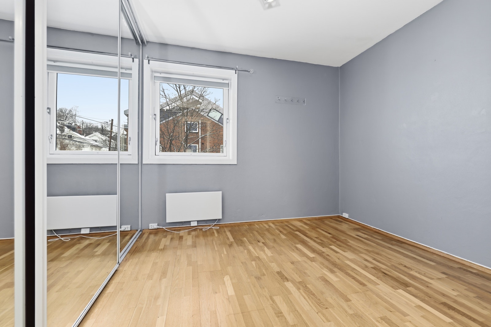 Soverom 2 - Integrert skap og god plass til dobbeltseng, kan også brukes som hjemmekontor Galleribilde