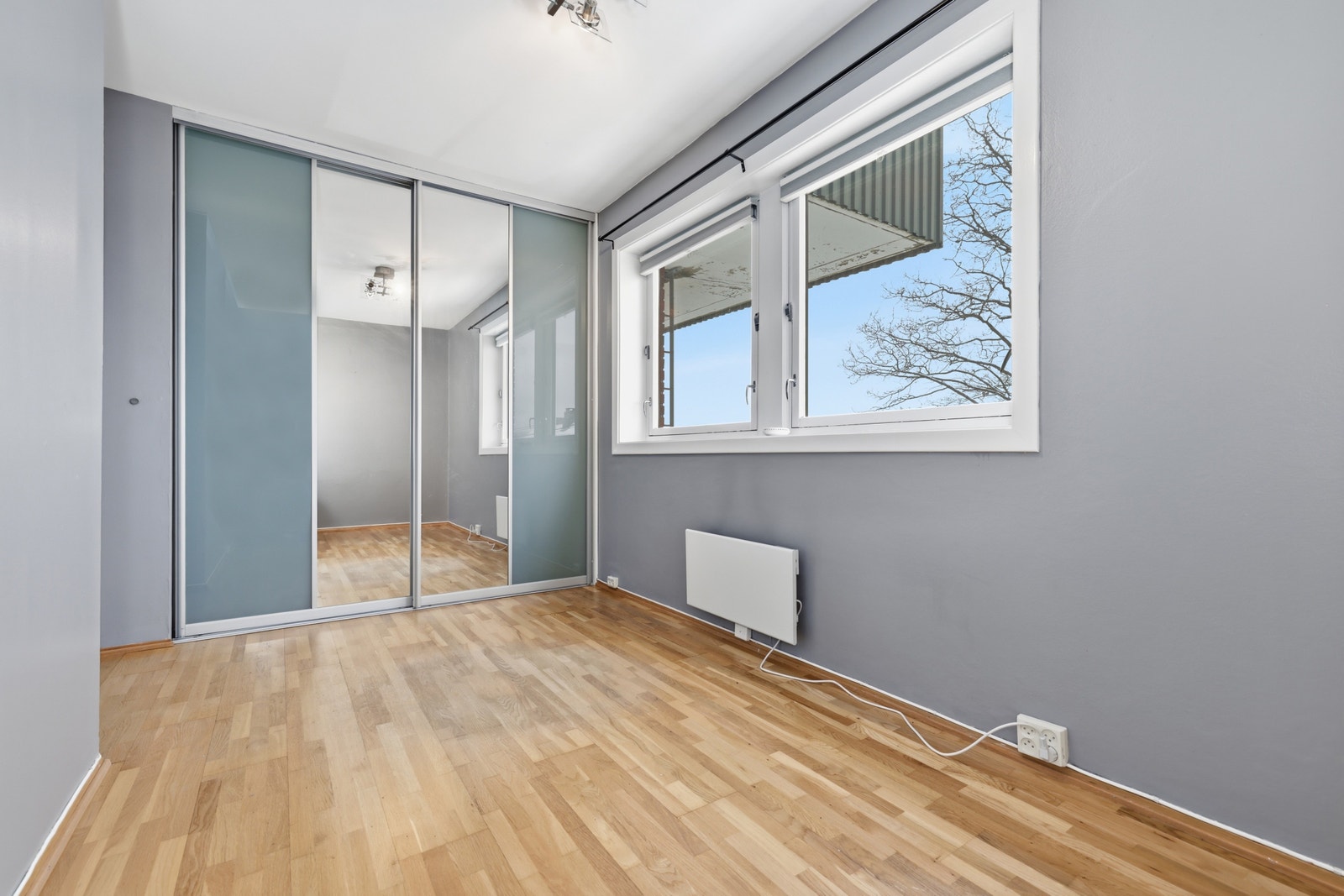 Soverom 1 - Integrert skap og god plass til dobbeltseng Galleribilde