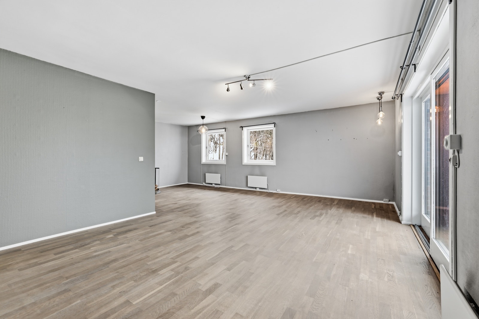 God plass til sofa og TV-område Galleribilde