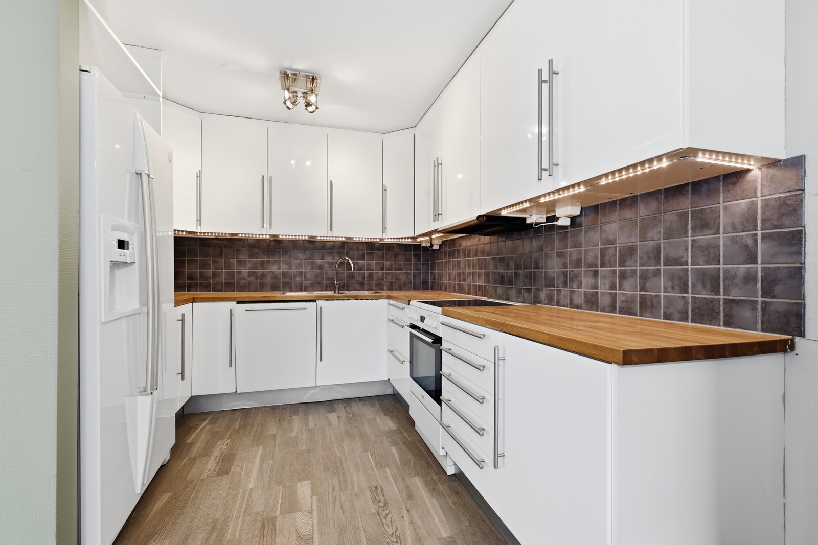 Kjøkken med mye skapplass Galleribilde